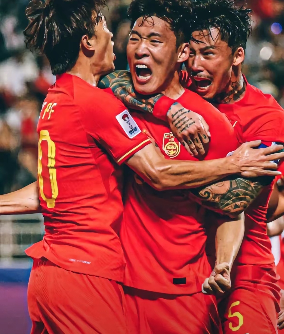 包含国际足坛瞩目交锋！双方势均力敌的词条