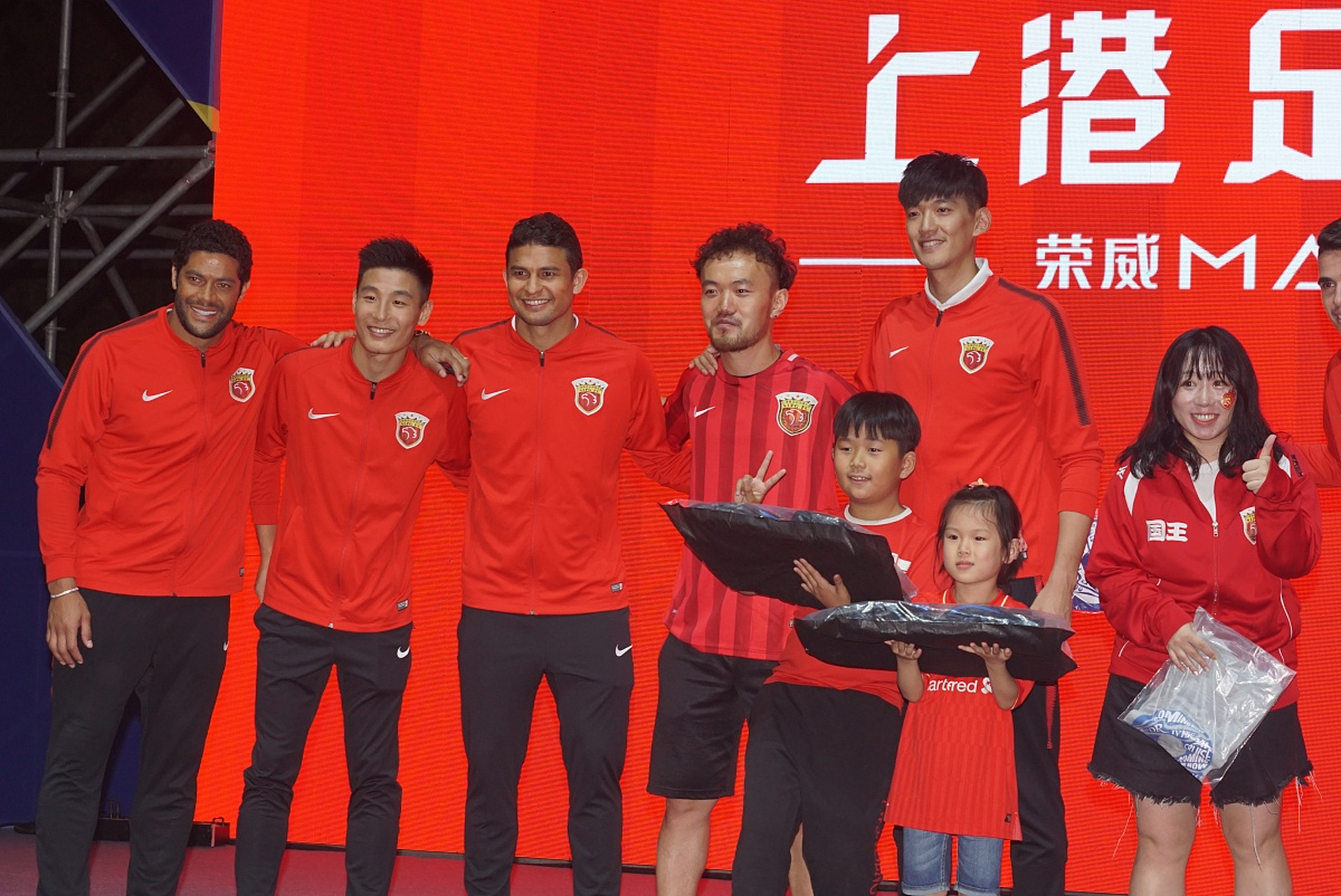 著名球员代表国家队参加重要赛事